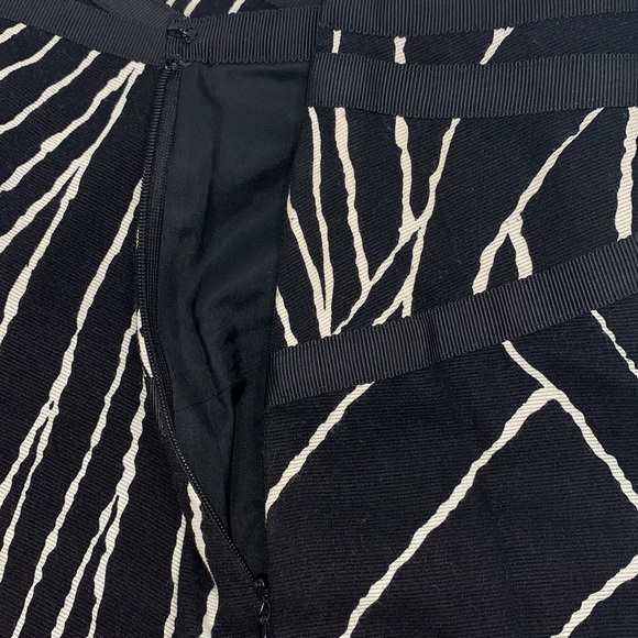 Ann Taylor Geometric Pattern Skirt (Black and White/Off White) Size 4P - Picture 7 of 16